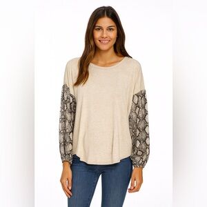 Clothespin beige soft shirt with snakeskin silky sleeves. Size M A7